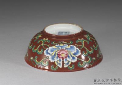 图片[3]-Bowl with floral decoration in red ground of yangcai painted enamels, Qing dynasty, Yongzheng reign (1723-1735)-China Archive